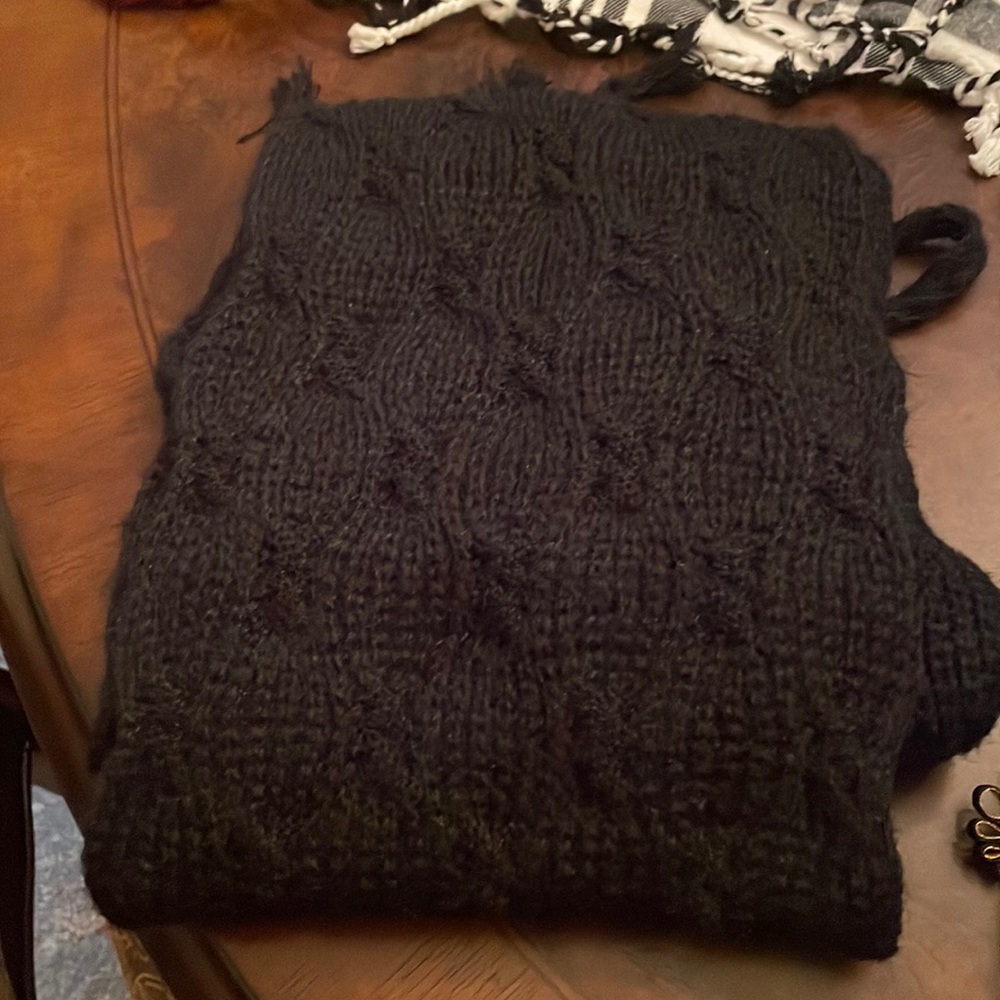 Black knit scarf, great condition
